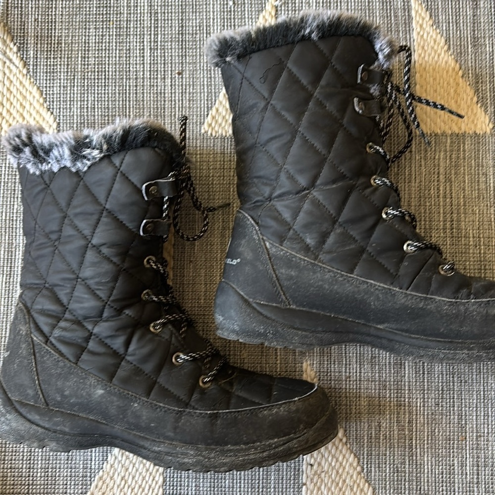Women’s Sz 9 Arctic Sherpa quilted hiking outdoors lace up bootss